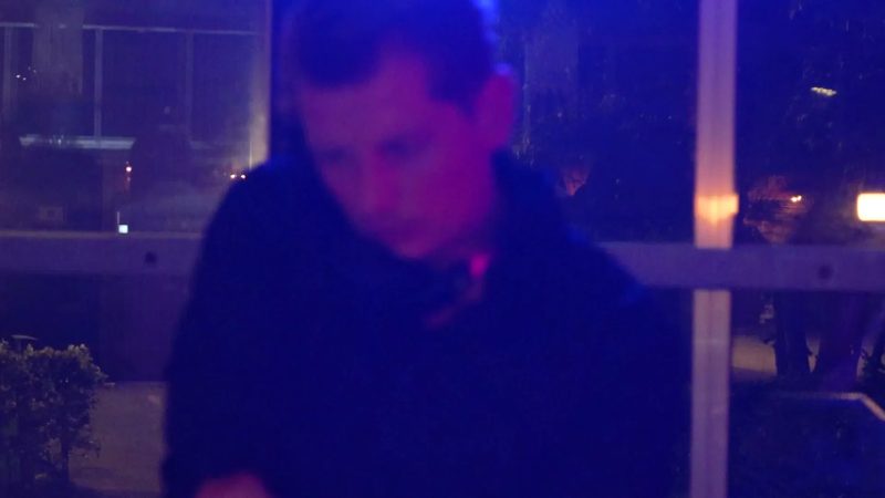 Joris achter de draaitafel tijdens een avondfeest